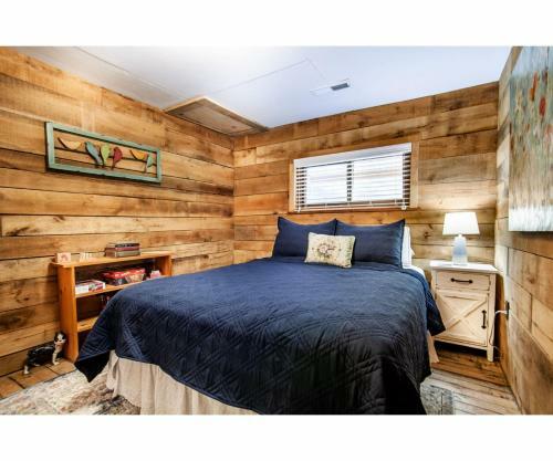 Beary Relaxing Cabin - Romantic With Outdoor Patio