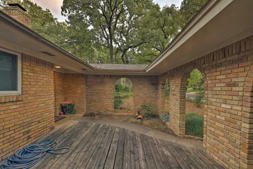 Spacious Home With Deck About 2 Mi To Lake Arlington!