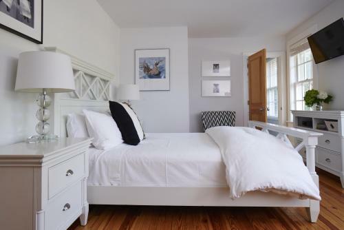 Bed & Breakfast Seven - Shelter Island Guest House