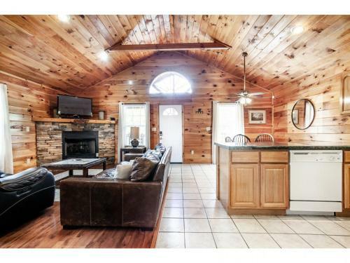 Papa Bear - Private With Hot Tub, Pool Table, And View