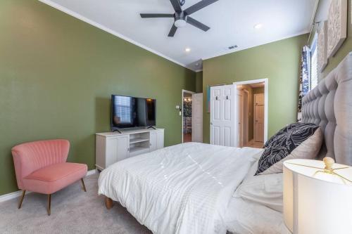 Modern-english Decor 1 Bedroom Apartment Work Remote