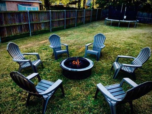 Divine 3bd/2ba + Lake, Firepit, Trampoline & Gym