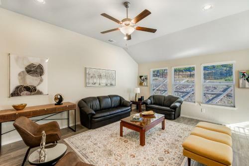 Modern Living In Lago Vista