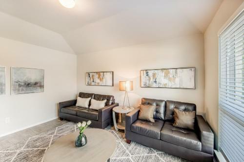 Modern Living In Lago Vista