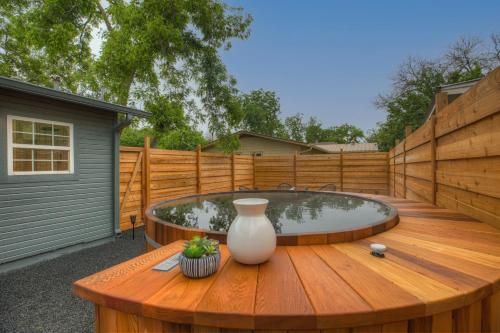 Gorgeous Modern Home With Cedar Barrel Hot Tub And Fire Pit