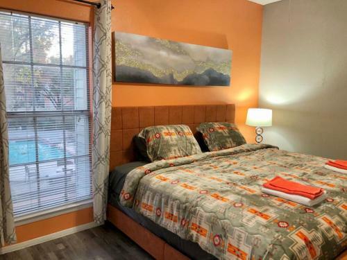 O-range Venue Apartment : Pool View, King Bed & Car Garage