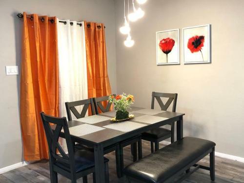O-range Venue Apartment : Pool View, King Bed & Car Garage