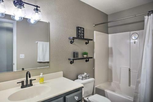 Modern Mabank Getaway With On-site Reservoir Access!