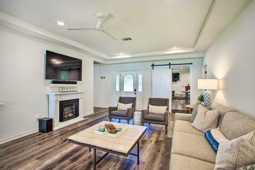 Cedar Creek Lakefront Home, Game Room And Dock!