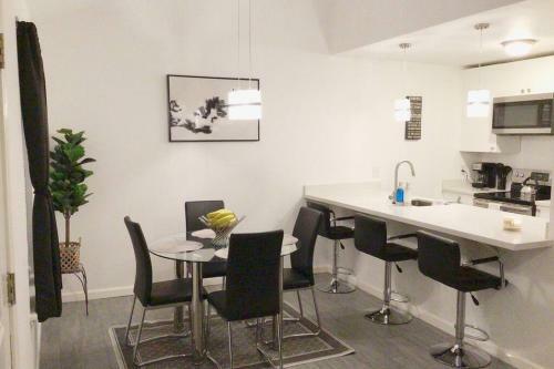 Beautiful 2 - Bedroom Apartment In Central Mcallen