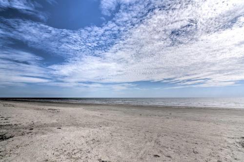 Galveston Getaway With Deck And Yard Walk To Beach