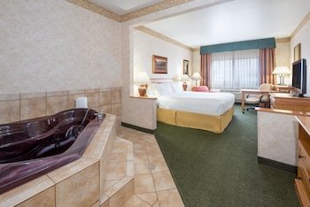 Holiday Inn Express Hotel & Suites Raton