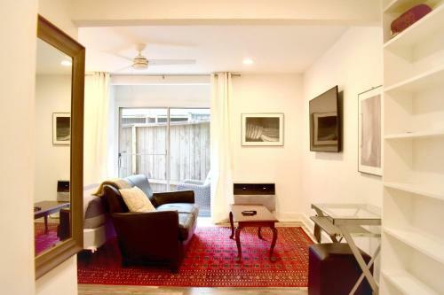 Apartamento Romantic Efficiency On Tree-lined Blvd - First Floor Living With Pool & Private Patio