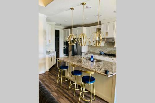 Charming Retreat! Modern Family Luxury Home