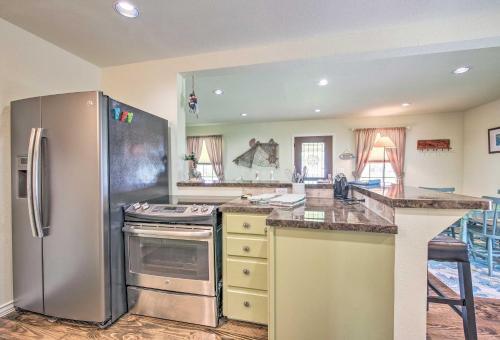 Seadrift Home With Deck And Grill - 5 Blocks To Bay