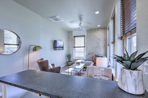 Apartamento Sleek, Newly Updated Downtown San Marcos Apt!