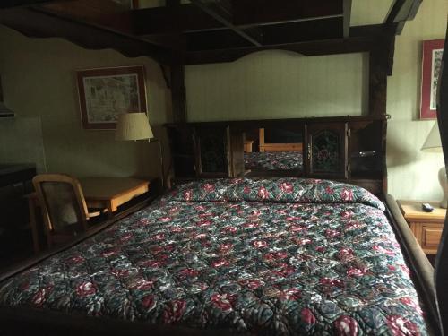 Highland Hills Motel & Cabins