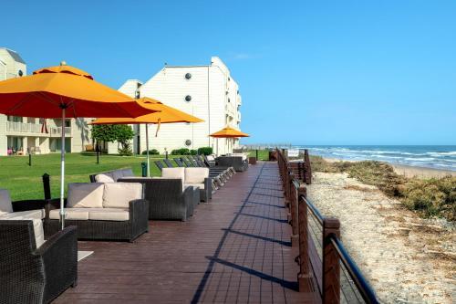 Fully Renovated Condo Steps From The Beach With Ocean View Balcony