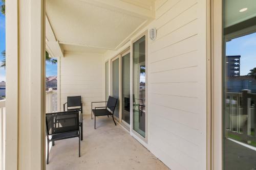 Fully Renovated Condo Steps From The Beach With Ocean View Balcony