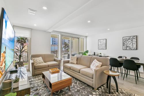 Fully Renovated Condo Steps From The Beach With Ocean View Balcony