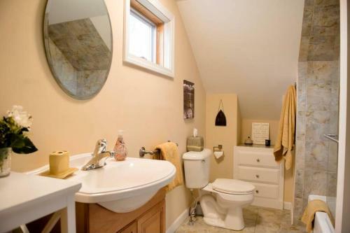 Stunning Lake Front! Modern+chic+cosy Pet Friendly