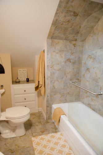 Stunning Lake Front! Modern+chic+cosy Pet Friendly