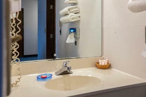Motel Brass Bell Inn And Suites