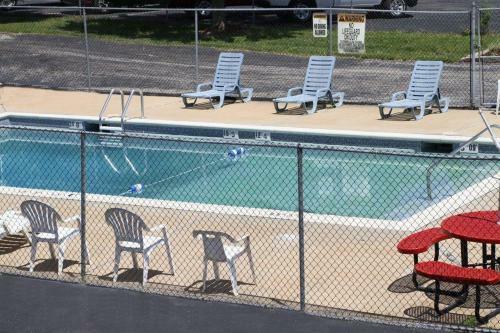 Hotel America's Best Inn & Suites