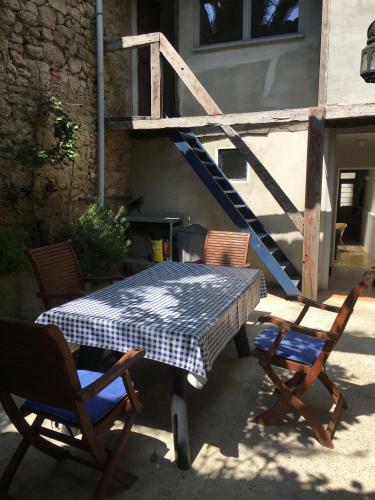Cosy Medieval Village House Mons�gur
