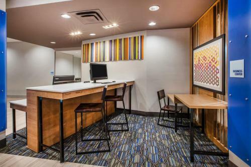 Holiday Inn Express Hotel & Suites Canton