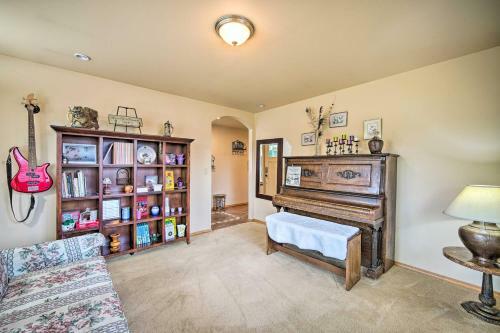 Upscale Home With Indoor Sauna On Sunset Pond!