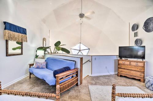 Unique Peddlin Round House With Lake Views!