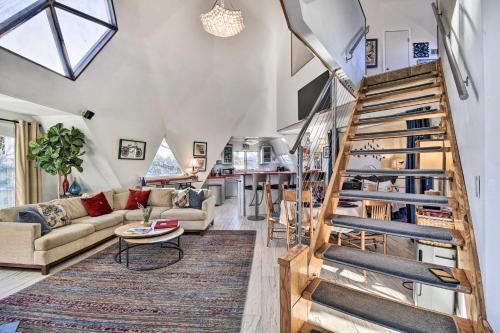 Unique Peddlin Round House With Lake Views!