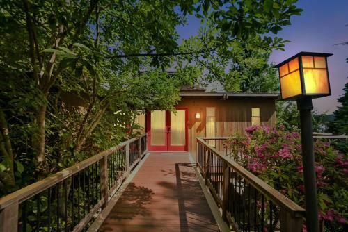 Pacific Nw Mid-century Modern Waterfront Gem Located On Raft Island Home