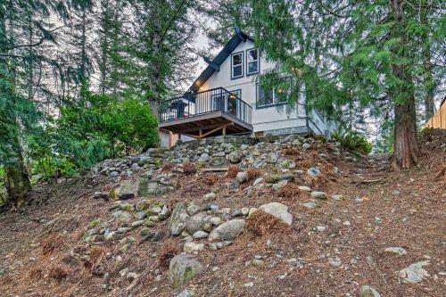 Quiet Cabin Hideaway About 4 Mi To Wallace Falls!