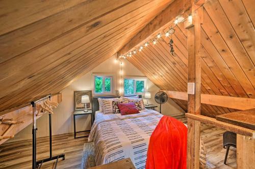 Quiet Cabin Hideaway About 4 Mi To Wallace Falls!