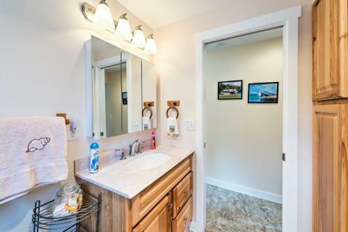 Cabin With Mtn View, Public Beach Access And Kayaks!