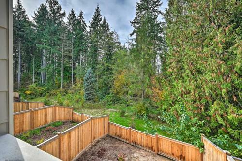 Sleek Lynnwood Townhome With Peloton And Backyard