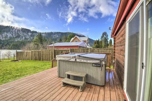 Lakefront Cabin With Stunning Mountain Views And Dock!