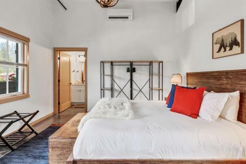 Hans Lodge In Downtown, Sleeps 16+ And Pet Friendly!