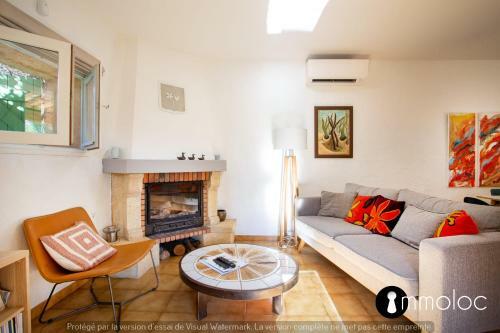House In A Quiet Area With Garden And Parking Space