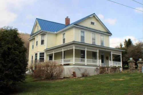 Basecampwv-durbin. Spacious 4 Bedroom House W/yard