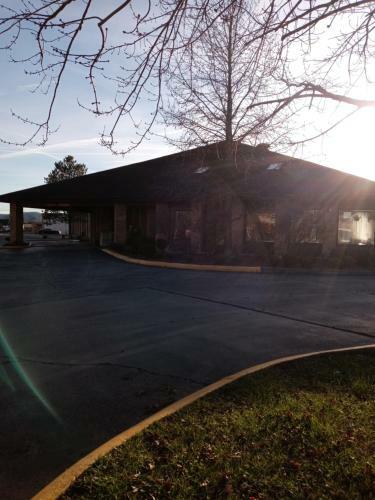 Hotel New Martinsville Inn