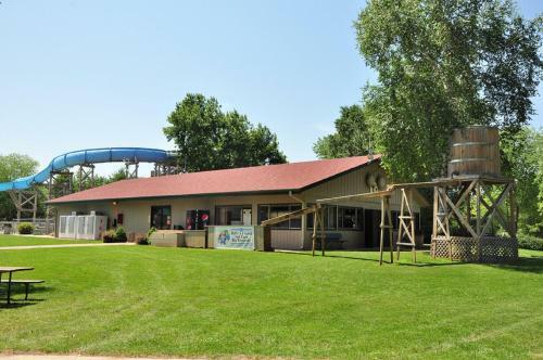 Fremont Jellystone Park Loft Cabin 1