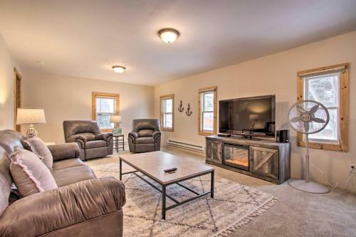 Well-appointed Onalaska Cabin - Walk To Lake!