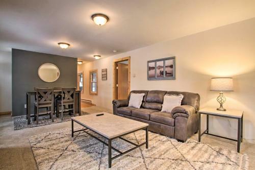 Well-appointed Onalaska Cabin - Walk To Lake!