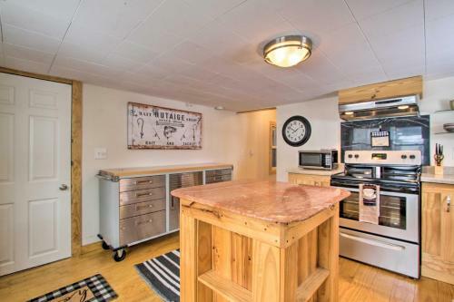 Well-appointed Onalaska Cabin - Walk To Lake!