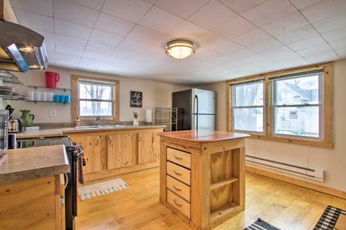Well-appointed Onalaska Cabin - Walk To Lake!