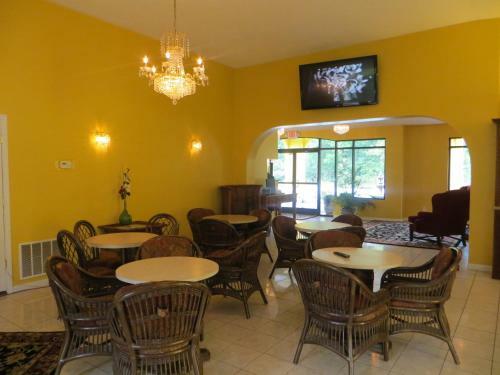 Hotel Golden Manor Inn & Suites