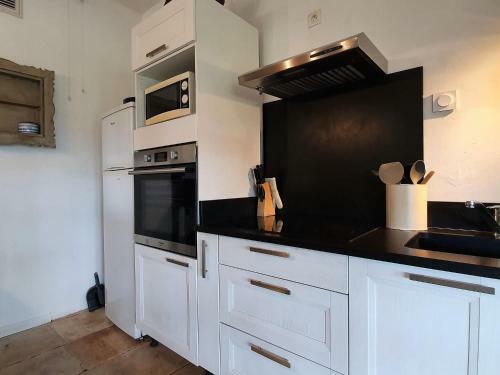 Pleasant Apartment In Olonzac Near Lakebeach